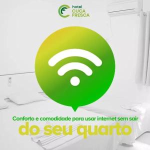 um sinal verde com um símbolo wi-fi numa secretária em HOTEL CUCA FRESCA - COTIA em Cotia