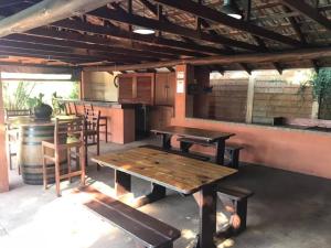 un patio con mesas, una cocina y un bar en Ocean Park Guest House, en Umkomaas