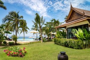 ランタ島にあるLanta Palace Beach Resort & Spa - Adult Onlyの海の見える庭付きの家