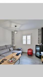 ein Wohnzimmer mit einem Sofa und einem Tisch in der Unterkunft casa el olivo in Montejaque