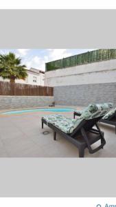 een bed en een bank op een patio bij casa el olivo in Montejaque