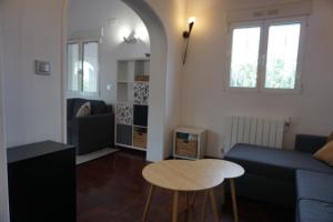 - un salon avec un canapé et une table dans l'établissement Hana, à Els Poblets