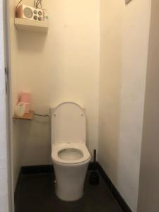 La salle de bains est pourvue de toilettes avec un couvercle. dans l'établissement Appt 2 chambres au centre ville 3è, à Marseille