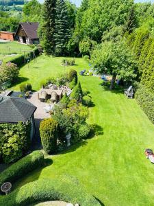 una vista aérea de un jardín con césped en Ferienwohnung Südel App.2, en Malente