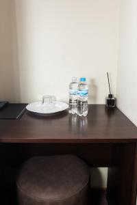 un escritorio con dos vasos y un plato. en Готель Скіфія, en Leópolis