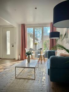 ein Wohnzimmer mit einem Sofa und einem Tisch in der Unterkunft Relax & Spa - Séjour Romantique in Margny-lès-Compiègne