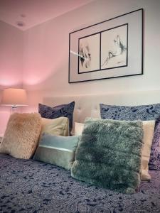 a bedroom with purple walls and a bed with pillows at Relax & Spa - Séjour Romantique in Margny-lès-Compiègne