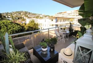 een balkon met een tafel en stoelen bij La Californie Views in Cannes