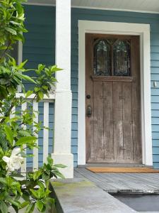 Casa azul con puerta de madera y ventana en The Painted Lady, a spacious renovated 4BR Victorian en St. Augustine
