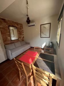 uma sala de estar com um sofá e uma mesa em The Almond Tree em Torre del Compte
