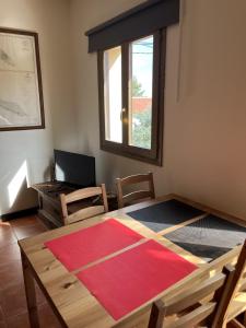 uma sala de jantar com uma mesa e uma janela em The Almond Tree em Torre del Compte