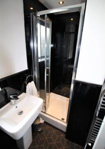 uma casa de banho com um chuveiro ao lado de um lavatório e um chuveiro em Newcastle - Heaton - Great Customer Feedback - 5 Large Bedrooms - Period Property - Refurbished Throughout em Newcastle upon Tyne