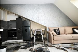 ein Wohnzimmer mit Sofa und eine Küche in der Unterkunft БИСЕР 2023 in Ruse