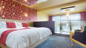 ein Schlafzimmer mit einem großen Bett und einem Fenster in der Unterkunft Eurovea Apartments in Bratislava