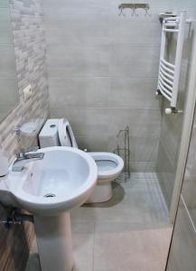 een badkamer met een witte wastafel en een toilet bij Crystall hotel Tbilisi in Tbilisi City