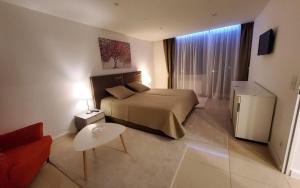 Habitación de hotel con cama y sofá en 3 Zimmer Wohnung - Keine Party Wohnung !!!, en Düsseldorf