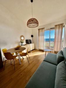 Posedenie v ubytovaní Superbe T2 avec Terrasse et vue su mer Quartier des Quilles à Sète