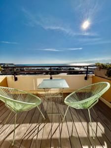 balkon z 2 krzesłami i stołem na tarasie w obiekcie Superbe T2 avec Terrasse et vue su mer Quartier des Quilles à Sète w mieście Sète