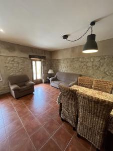 - un salon avec des canapés, un canapé et des chaises dans l'établissement El Manzano, à Torre del Compte
