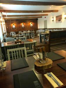 ein Esszimmer mit Tischen und Stühlen in einem Restaurant in der Unterkunft Red Lion Coaching Inn in Redbourne
