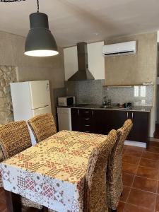 Il comprend une cuisine équipée d'une table, de chaises et d'un réfrigérateur. dans l'établissement El Manzano, à Torre del Compte