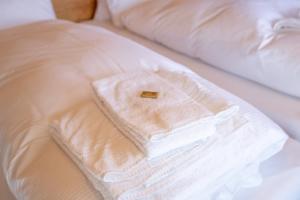 een witte handdoek bovenop een bed bij Chalet Weisshorn 3 in Bettmeralp