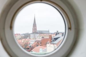 una finestra rotonda con vista sulla città di Hotel Bishops Arms Lund a Lund