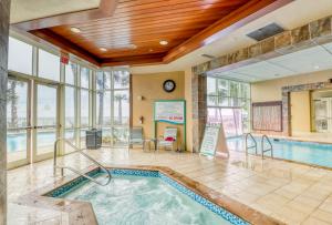 - une piscine dans une chambre d'hôtel avec piscine dans l'établissement Aqua 1604, à Panama City Beach