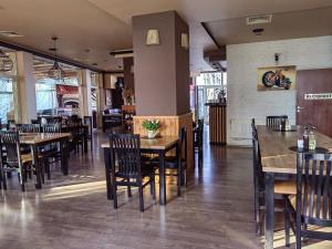 una sala da pranzo con tavoli e sedie in un ristorante di Family Hotel Diana a Tsarevo