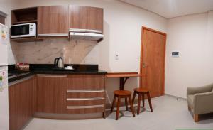 Кухня або міні-кухня у VIVARIUM APART HOTEL