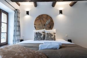 a bedroom with a large bed with a wooden headboard at Le Château Taison au coeur du centre ville in Metz