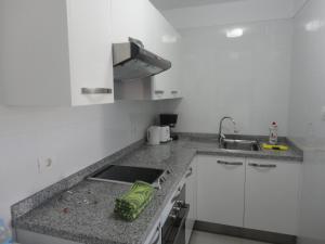 Kuchyň nebo kuchyňský kout v ubytování Apartamentos Quintero – Adults Only