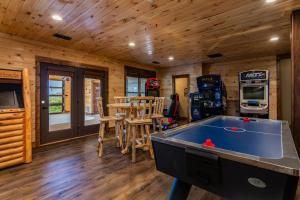 - soggiorno con tavolo da biliardo in una cabina di Chateau on the Cove a Branson