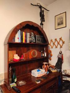 a wooden book shelf with a radio on it at Il rifugio del Bracconiere in Roccaraso