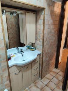 a bathroom with a sink and a mirror at Il rifugio del Bracconiere in Roccaraso