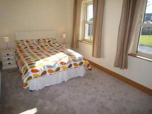 Un pat sau paturi într-o cameră la Derryleigh House