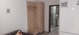 una camera con armadio in legno accanto a una porta di Zander House a Pecineaga