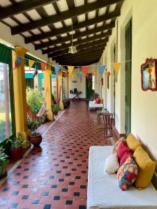 Habitación con porche con banderas y suelo en Casa Bellavista en Villa Lía