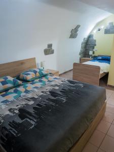 1 dormitorio con 2 camas en una habitación en El Rocol, en Vezza d'Oglio