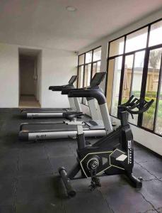 un gimnasio con 3 bicicletas estáticas en una habitación en Departamento en La joya full, en Guayaquil