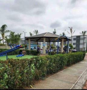 un parque infantil con cenador en Departamento en La joya full, en Guayaquil