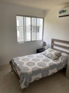 1 dormitorio con 1 cama y ventana en una habitación en Departamento en La joya full, en Guayaquil