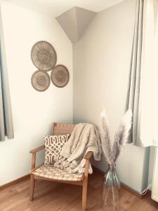 ein Zimmer mit einer Bank und einer Decke darauf in der Unterkunft Landhotel Sonnenhof in Siebeldingen