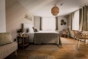 - une chambre avec un lit et un canapé dans l'établissement Landhotel Sonnenhof, à Siebeldingen