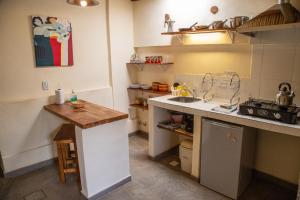 une petite cuisine avec évier et comptoir dans l'établissement Tinku, à Tilcara