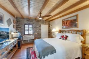 Voodi või voodid majutusasutuse Stone Lizard Lodge toas
