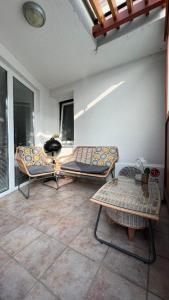 un soggiorno con 2 sedie e un tavolo di Apartma Rakita a Moravske Toplice
