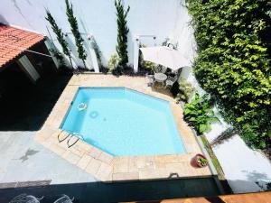 una vista aérea de una piscina con sombrilla en A Casa que Hospeda, en São Paulo