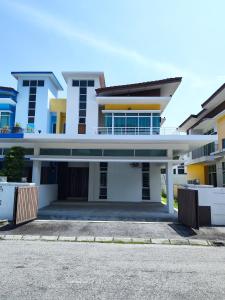a white house with yellow and blue at Ipoh Lake View Cozy Home Big House in Lahat