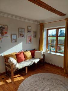 ein Wohnzimmer mit einem Sofa und einem Fenster in der Unterkunft Gemütliches Studio-Apartment in Ostseenähe - Cosy Wulfi in Probsteierhagen